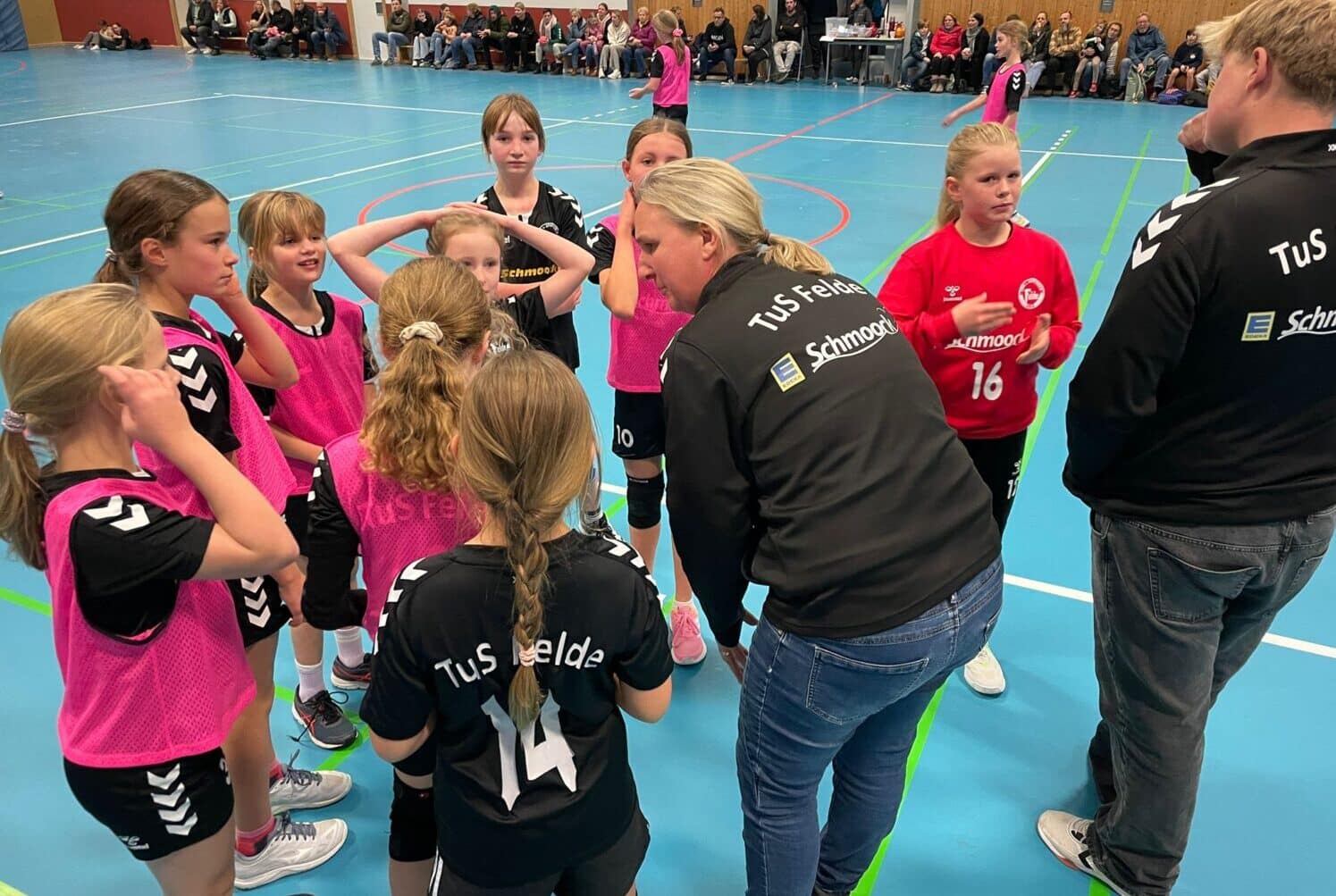 Tjelle und Silke mit letzten Hinweisen